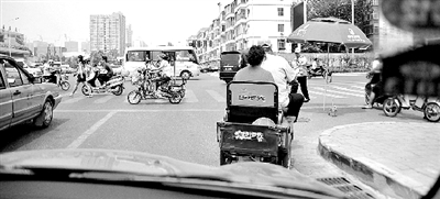 老年代步車充當(dāng)校車 速度堪比汽車