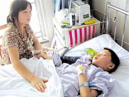 江夏：8歲男童校車內(nèi)摔癱瘓