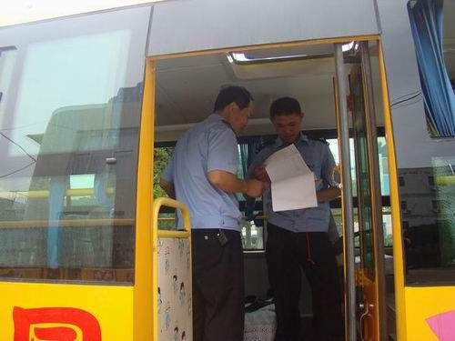 濟(jì)南：開展夏季校車檢查整治 確保學(xué)生乘車安全（圖）