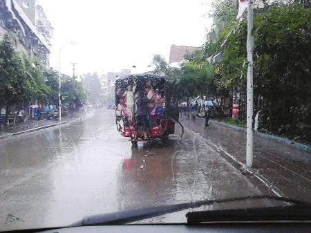 內江驚現最牛校車 農用車內塞滿了小學生(圖)