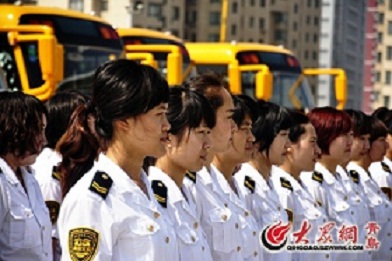 女特警校車公司授課 護(hù)導(dǎo)員頂烈日學(xué)防恐(圖)