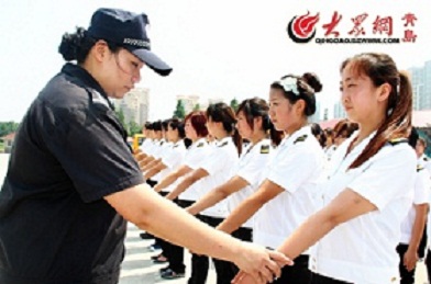 女特警校車公司授課 護(hù)導(dǎo)員頂烈日學(xué)防恐(圖)