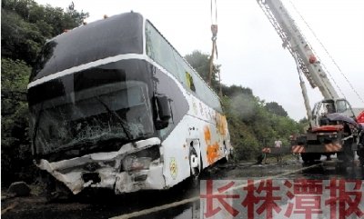 大客車高速路側翻59名師生被困 近50米護欄撞毀(圖)