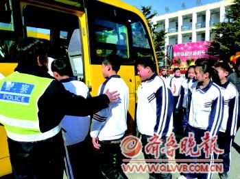 農(nóng)村中小學(xué)校車實(shí)現(xiàn)全覆蓋