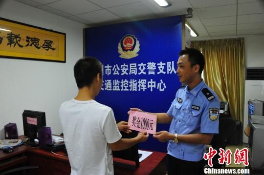 柳州市民舉報(bào)超載黑校車獲交警千元獎(jiǎng)勵(lì)