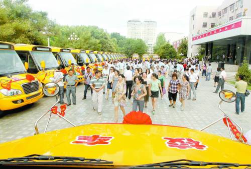 新疆哈密：校車全覆蓋(圖)