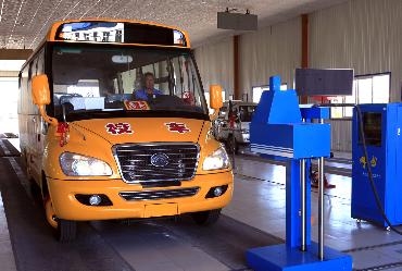 河北秦皇島20輛新校車即將投入使用