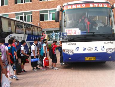 煙臺(tái)：崇文中學(xué)校車試運(yùn)行  2000多農(nóng)村娃坐上免費(fèi)校車