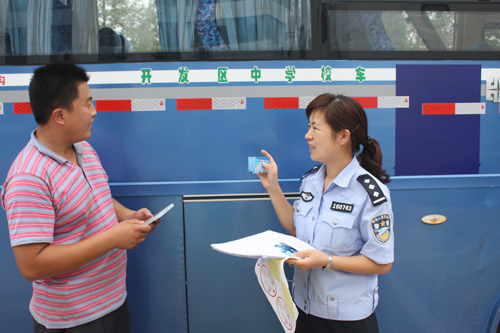 日照：交警開發區大隊集中檢驗校車 保運行安全