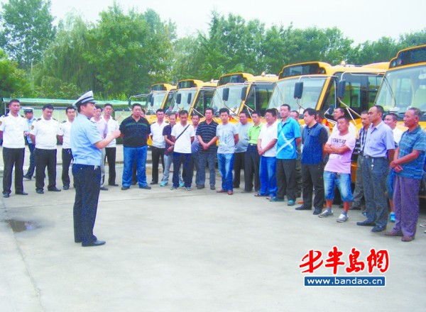 民警向校車司機強調(diào)校車安全。