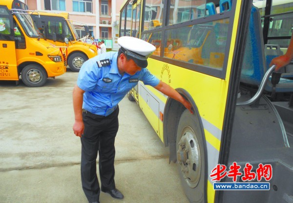 民警向校車司機強調(diào)校車安全。