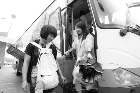 大學新生報到 車站迎新校車接不接？