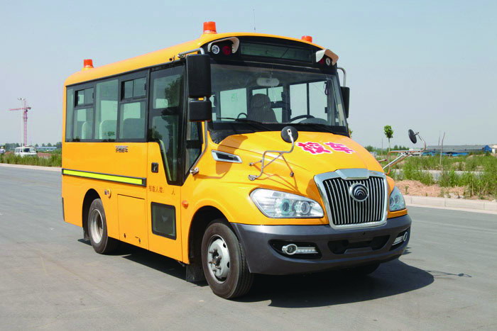 校車司機（A照司機）招聘難成為了許多學校頭疼的問題，他們只能眼看著購買的新校車停在停車場上漸漸蒙上灰塵。然而，B照小校車的問世，幫他們解決了這一難題。