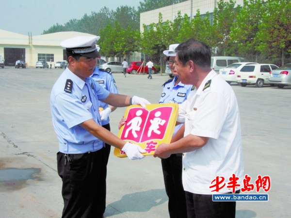 校車授牌儀式現(xiàn)場(chǎng)。