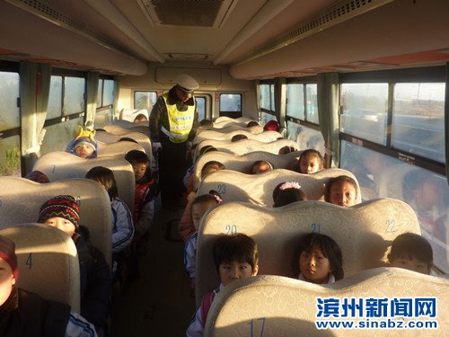 濱州東城交警：關愛下一代 校車安全突擊檢查