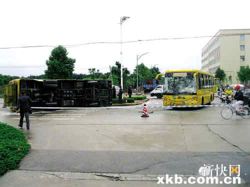 中山兩輛校車(chē)相撞 還好，20名學(xué)生無(wú)大礙