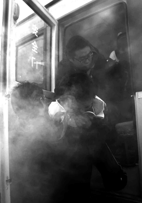 南湖晚報:校車逃生演習(xí)三分鐘內(nèi)安全疏散