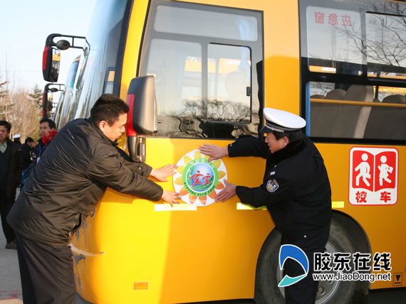 交警張貼校車安全標(biāo)識資料圖