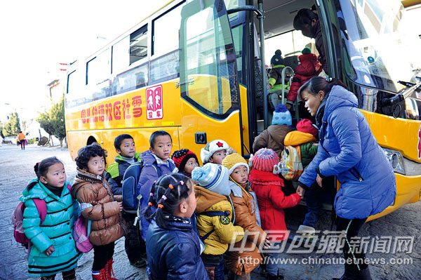 幼兒園老師正在組織學(xué)生上校車。