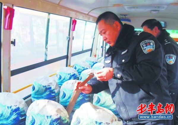 交警正在檢查校車內的安全帶是否有損壞。