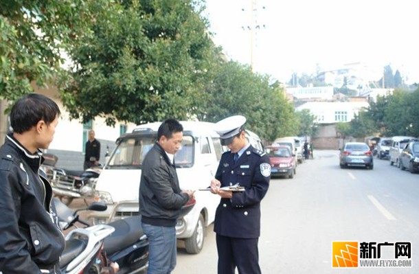 屏邊縣公安局交警大隊(duì)“校車事故”教訓(xùn)強(qiáng)化接送學(xué)生車輛事故預(yù)防工作