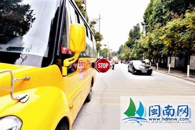 新交規(guī)實(shí)施首日 泉州車輛見校車主動(dòng)避讓