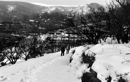 關(guān)注山村孩童上學路：無黑校車 女娃和山路博弈