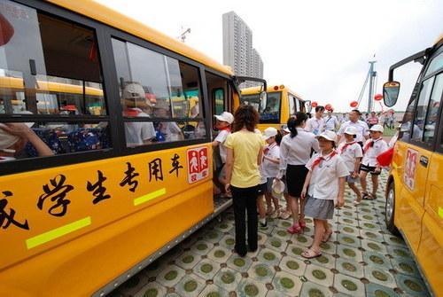 不達(dá)標(biāo)將停運(yùn) 校車(chē)必安裝衛(wèi)星定位裝置