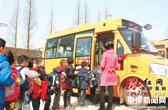 6日下午3：30，春華中心小學(xué)校車隨車照管員、老師正在對上車學(xué)生進行清點。唐建兵攝