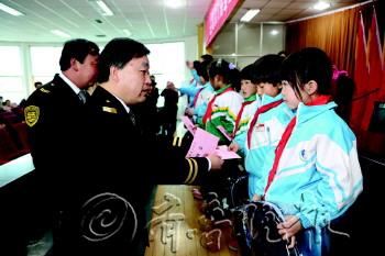 青島：165名困難學(xué)生可免費(fèi)乘校車