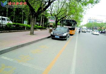 小學(xué)門前14個(gè)專用車位 附近私家車?guó)F占鵲巢
