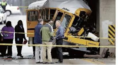 美國(guó)校車發(fā)生百年一遇事故55人受傷