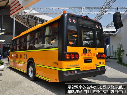 校車也分高低配 中國(guó)一汽解放校車實(shí)拍