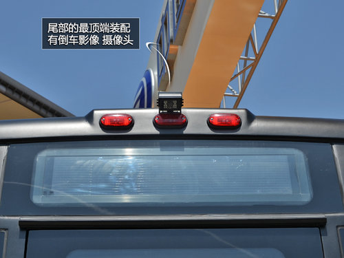 校車也分高低配 中國(guó)一汽解放校車實(shí)拍