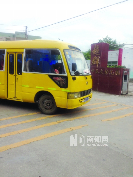 <p>這輛遭家長舉報的中巴，無規范校車標識。南都記者黃超攝<br /></p>