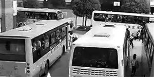沒(méi)有校車千余名孩子上學(xué)受影響（視頻截圖）