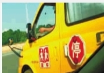 長沙一校車司機(jī)“秀特技” 邊開車邊彈煙灰(圖) 