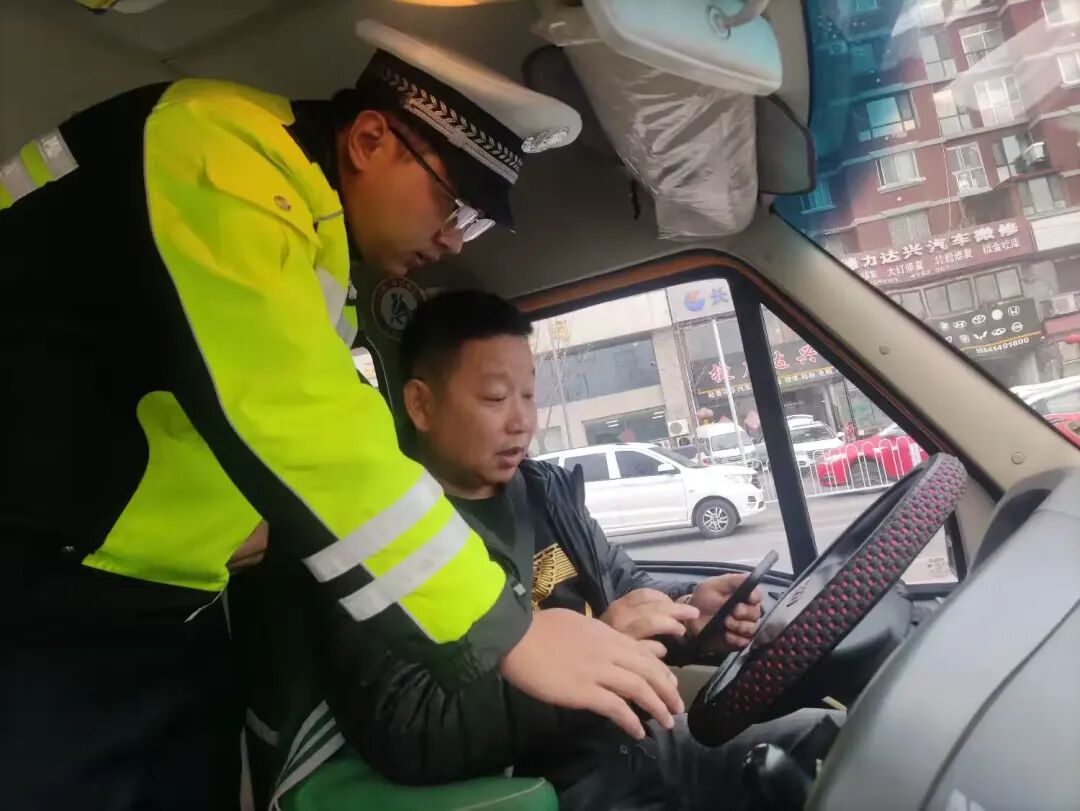 文明交通 禮行天下 | 護航“上學路”!本溪交警擰緊校車安全閥 文明交通 禮行天下 | 護航“上學路”!本溪交警擰緊校車安全閥