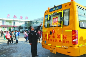 近日，蘭州市城關(guān)交警大隊(duì)來到二營學(xué)校，對校車特別是對車內(nèi)的設(shè)施、外觀、停止牌等安全設(shè)施逐一進(jìn)行冬季安全檢查。 本報(bào)通訊員 王述東 首席記者 裴強(qiáng) 攝