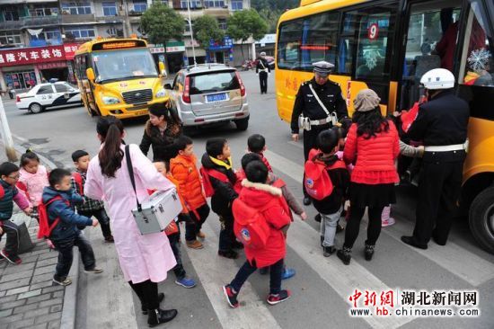 湖北：宜昌交警聯(lián)合幼兒園開(kāi)展校車安全演練
