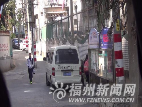 女孩快上車時候，一名學生還從車上跳下來。