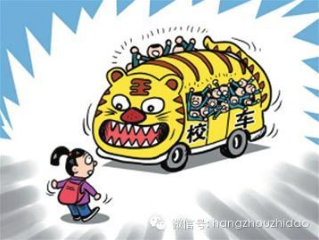 校車司機(jī)邊吃早點(diǎn)邊開車 安全意識(shí)惹人憂