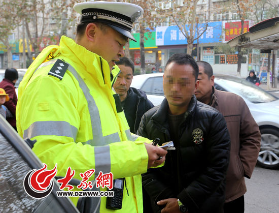 濟(jì)南市中交警今晨查獲一輛非法營(yíng)運(yùn)“校車(chē)”