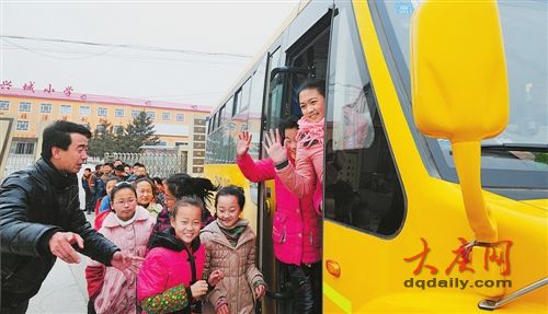 大慶新校車安全又暖和 學(xué)生們都喜歡乘坐