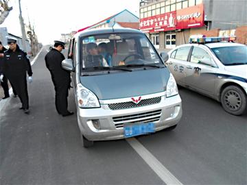 交警查處一非法黑校車 7座面包車塞11人(圖)