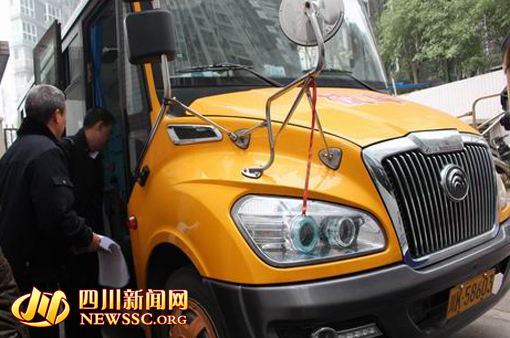 威遠(yuǎn)大隊(duì)深入檢查幼兒園校車安全