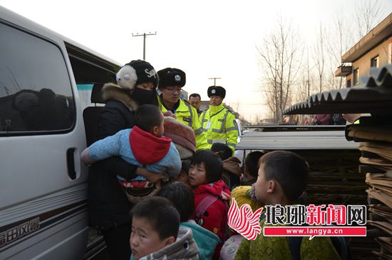 山東臨沂查一黑校車(chē) 女司機(jī)啥證沒(méi)有竟載了13個(gè)娃
