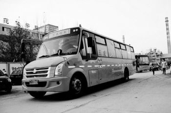 12月25日,在經濟技術開發區德開小學門前,接送孩子放學的校車。