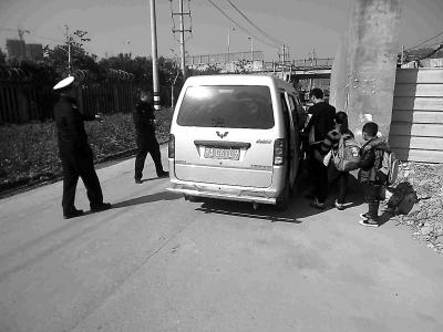 福州警方查獲一黑校車 核載7人卻擠下12名學生 
