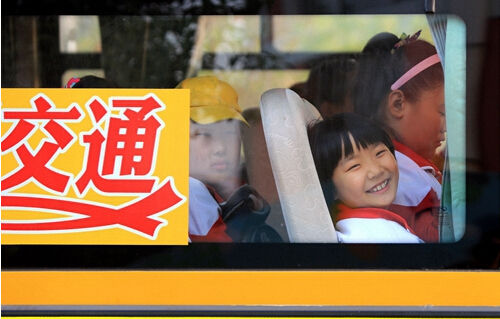 《美麗交通，平安校車》——濱城區六中的小學生乘坐平安校車回家路上